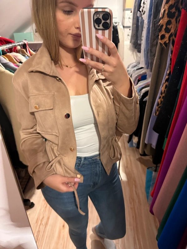 Suede Chic: Stylowa Kurtka ze Ściągaczem w Talii – Rozmiar S/M
